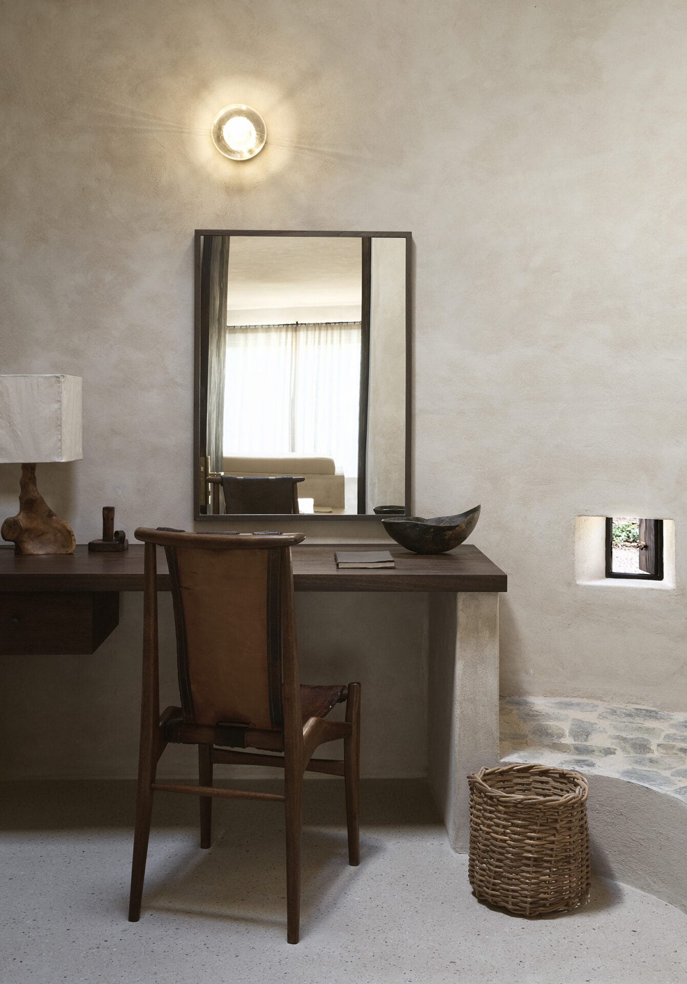 Dressing table and mirror set into a plastered alcove at Mura